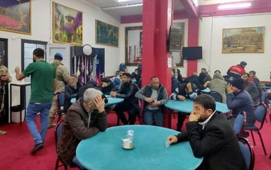 Kumarbazlar kapıyı açmayınca jandarma ekipleri demir kapı kesti...Derneğe baskın kamerada