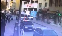 Bursa'da yola atlayan küçük kıza minibüs çarptı... O anlar kameraya böyle yansıdı