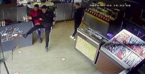 Atmaca, yakaladığı kumru ile balıkçıya girdi