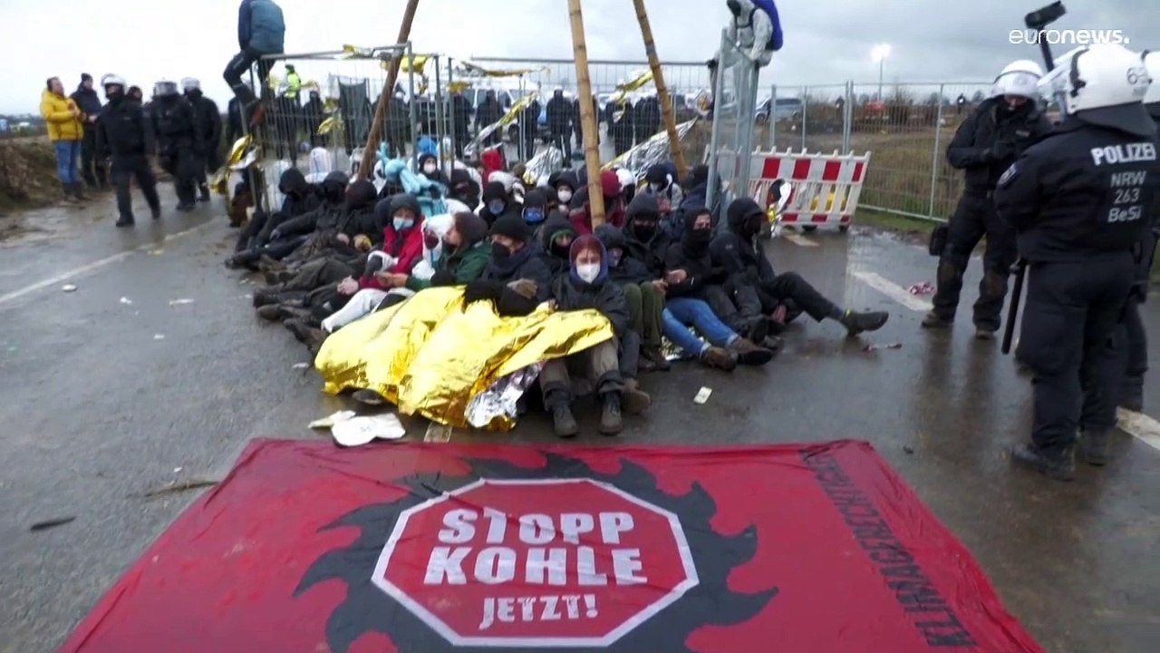 "Mit Pyrotechnik und Steinen beworfen" - die Räumung von Lützerath beginnt mit Rangeleien