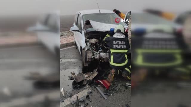 Batman'da otomobiller kafa kafaya çarpıştı: 1 ölü, 4 yaralı