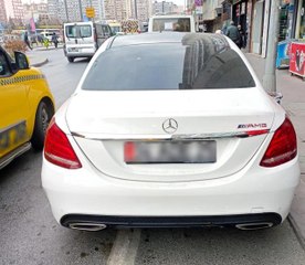 Bahçelievler'de vinçle kuzu indirerek çakarlı otomobiline bindiren şahsa para cezası yağdı