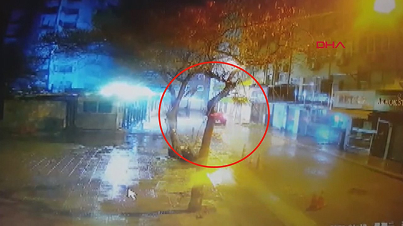 Yıkılan eski emniyet binasının altında kalmaktan son anda kurtuldu