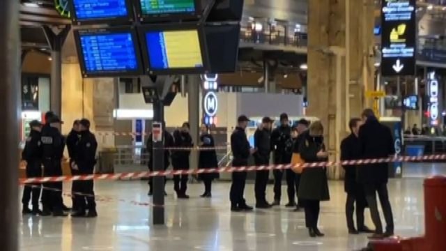 A Parigi sei persone ferite a coltellate, fermato l'aggressore