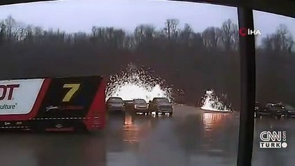 ABD’de aracın üzerine yıldırım düştü: O anlar kamerada!