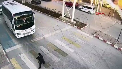 Sigarasını söndürüp trafiğin ortasında traktörle drift attı