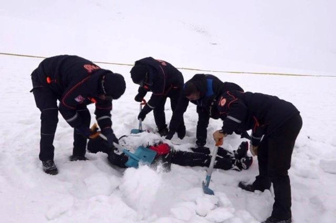 Dondurucu soğukta çığ tatbikatı
