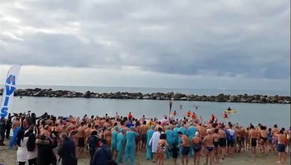 Marina di Pisa, il grande tuffo di Befana: è festa sulla spiaggia