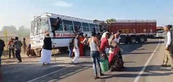 Accident : गलत दिशा में जाकर बस से भिड़ा ट्रक, चार की मौत, 32 घायल