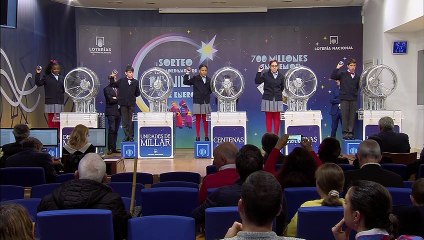 Télécharger la video: El 89.603, primer premio de la Lotería del Niño 2023, vendido íntegramente en La Escala