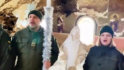 Entre os escombros de uma igreja, guardas ucranianos cantam em uníssono