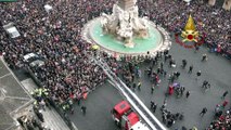 Roma, l'arrivo della Befana in Piazza Navona. Folla per Il 