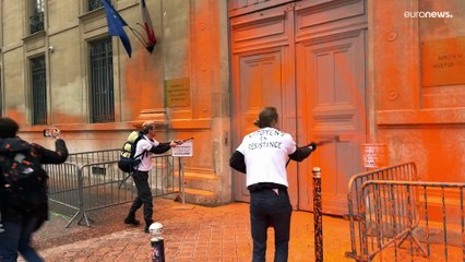 Parigi, imbrattato con vernice il ministero dell'Ecologia