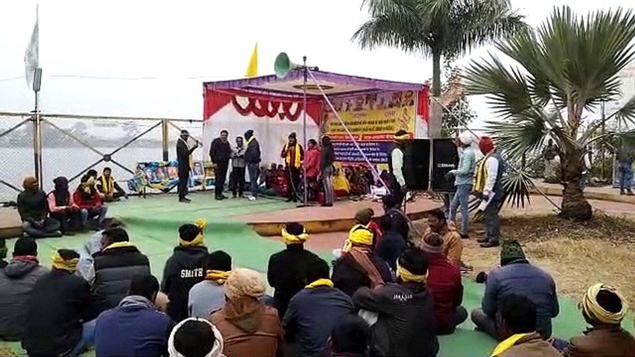 प्रशासन से नाराज आदिवासी समाज का धरना-प्रदर्शन