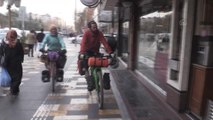 KAHRAMANMARAŞ - Bisikletle tura çıkan Şilili çift Kahramanmaraş'ta dondurma için mola verdi