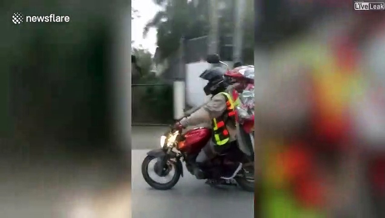 Ce motard transporte la moto en panne de son ami