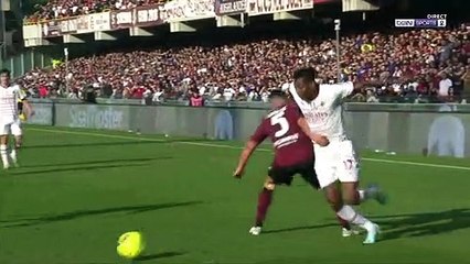 Leao colle un petit pont à un adversaire avec un geste technique de grande classe