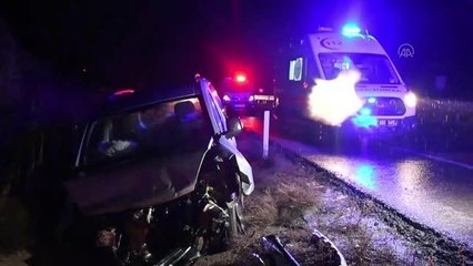 Su kanalına devrilen hafif ticari araçtaki 4 kişi yaralandı