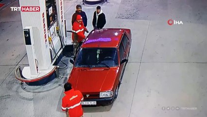 Yakıt alan otomobilde yangın çıktı