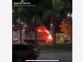 Скачать видео: Captura de Ovidio Guzmán hijo de “El Chapo” ocasionó enfrentamientos armados en los que se reportaron vehículos incendiados, narcobloqueos y balaceras