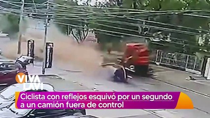 Suspenden a policía que fue captado golpeando a una adolescente