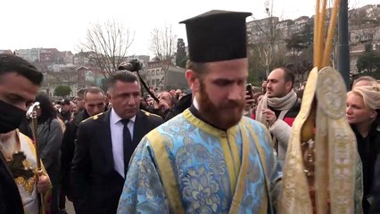 Cristianos ortodoxos se sumergen en agua helada para celebrar la epifanía