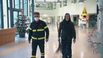 Prato, la befana dei vigili del fuoco fa visita ai malati in ospedale