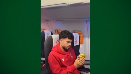 Scarpa presenteia companheiros de Nottingham Forest com cubos mágico