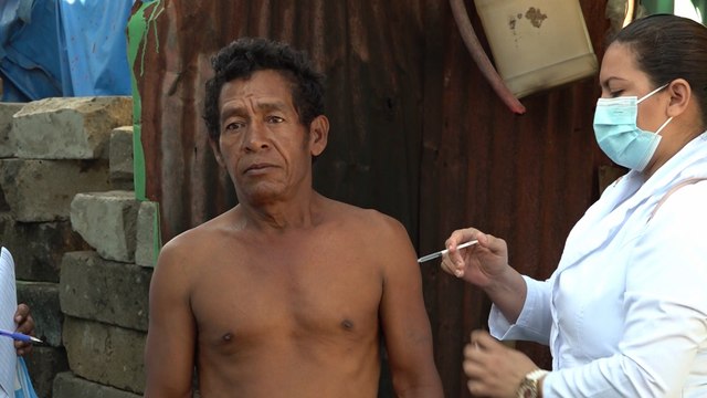 Brigadistas del Minsa visitaron el barrio Acahualinca para vacunar contra el Covid-19