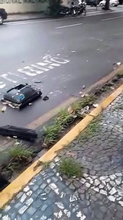 Usuários do transporte público se queixam de ponto de ônibus danificado há meses