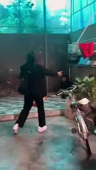 Con gái đi làm xa bất ngờ về ăn Tết, bố mẹ xúc động rưng rưng nước mắt