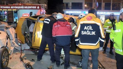 KADIKÖY'DE TAKSİ TAKLA ATTI, 3'Ü AĞIR 4 YARALI