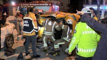 Kadıköy’de taksi takla attı, 3’ü ağır 4 yaralı