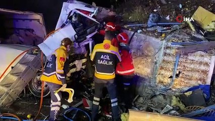 D-100’de istinat duvarına çarpan et yüklü kamyon kağıt gibi ezildi: 1’i ağır, 2 yaralı