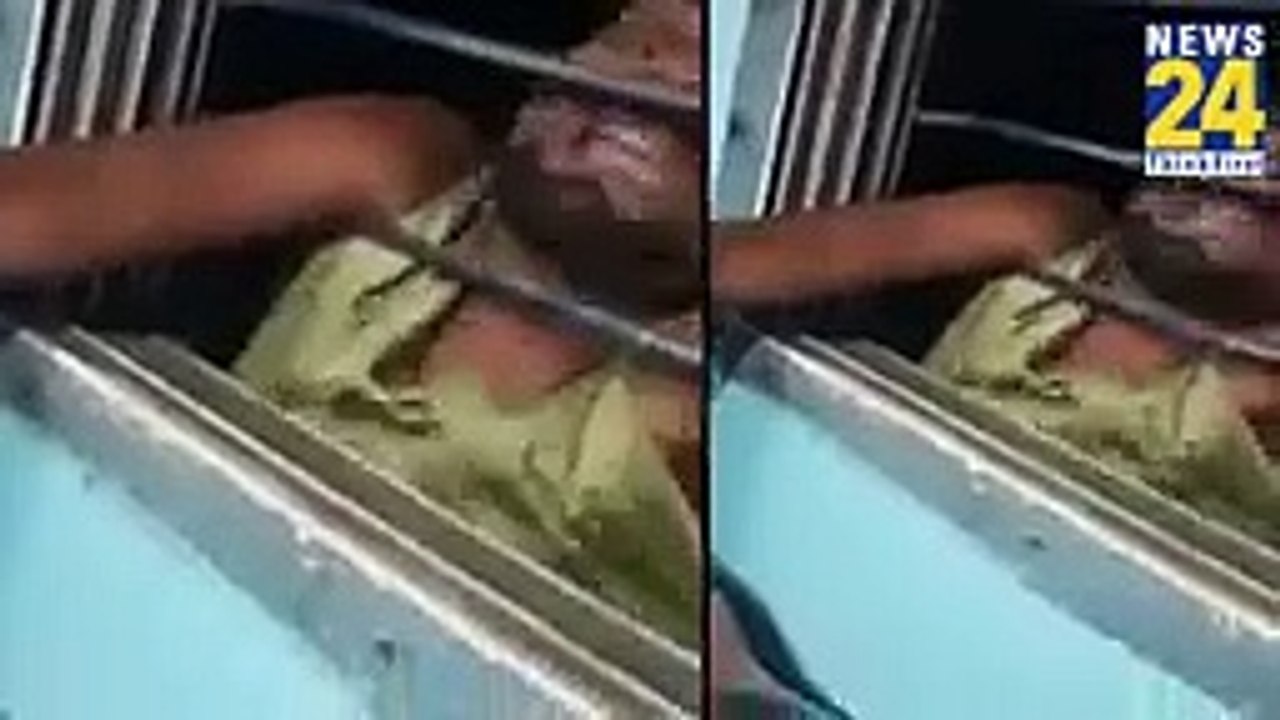 Aaj ki taaja khabar ek yuvak train mein Chori Karta Hua Pakda Gaya Use train se bahar Pakda