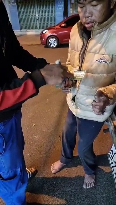 Ngồi co ro giữa trời buốt giá, người đàn ông được anh chàng tốt bụng mua vé xe cho về quê