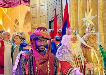 Esperpento en una cabalgata en Mallorca: El rey Baltasar se niega entrar en una iglesia esgrimiendo que él es musulmán