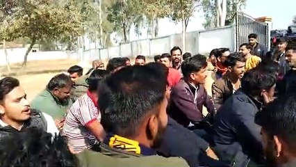करणी सेना ने किया आरटीओ पर जंगी प्रदर्शन, पुलिस ने संभाला मोर्चा