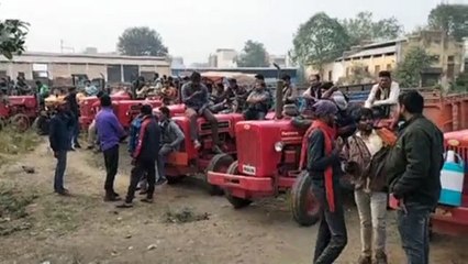 ट्रैक्टर चालक पहुंच गए कलेक्टोरेट, एसडीएम बोले खनन की दी अनुमति