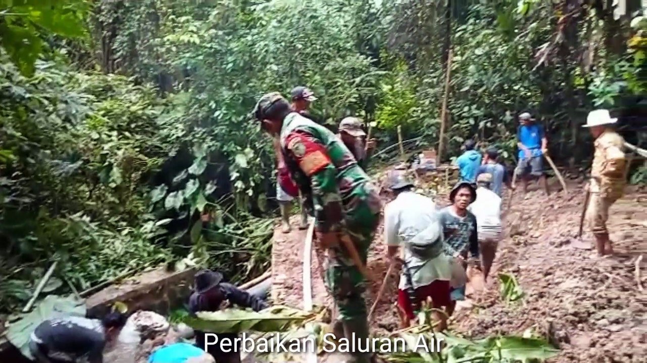 Babinsa Koramil Bungbulang Pimpin Gotong Royong Perbaikan Saluran Air Di Kp. Cikaro Ds. Mekarmukti Kec. Mekarmukti Garut