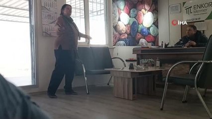 Sahipsiz araziye inşa ettiği binaları kiralayan yaşlı kadın gidip pişkince para istedi