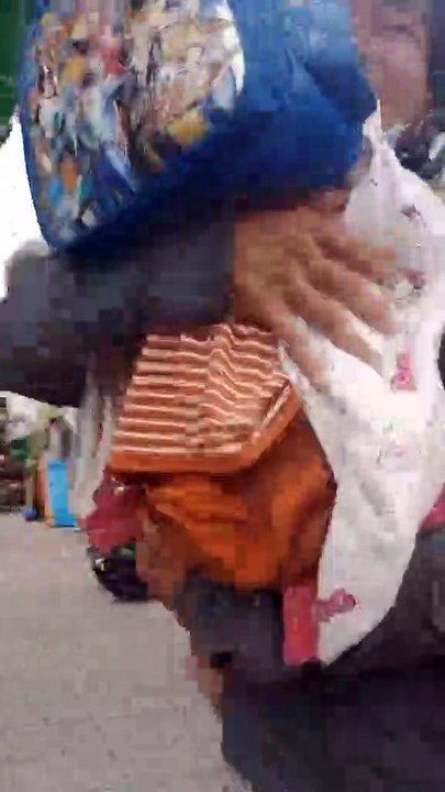 Cảm động cha khiếm khuyết đón con tan học “mạnh mẽ giống cha con nhé!”