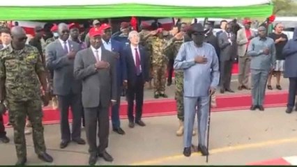 El presidente de Sudán del Sur se orina en un acto público