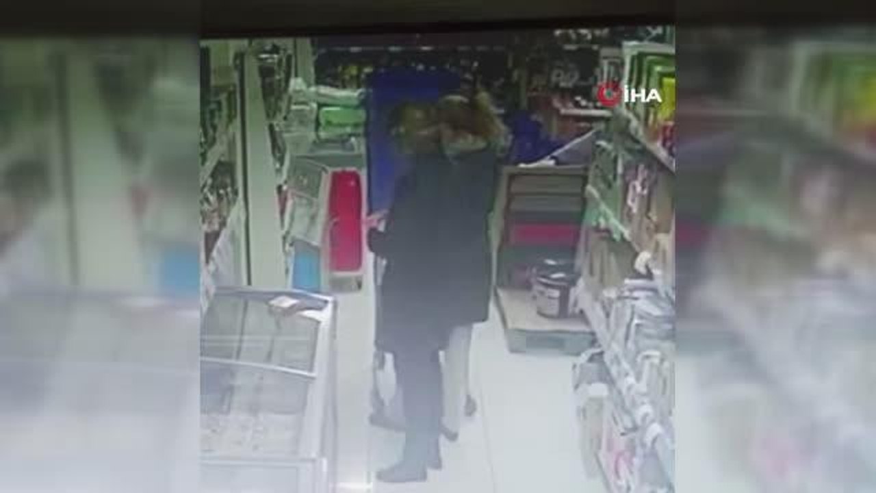 İstanbul'da kasiyer kadına "fiyat farkı" dayağı kamerada: Başını metal tezgaha vurdular