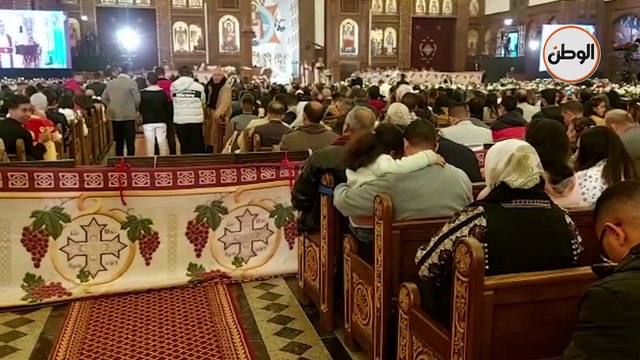 توافد الناس للتصوير مع مجسد بابا نويل بعد لقائه الرئيس- مش مصدق إني سلمت عليه
