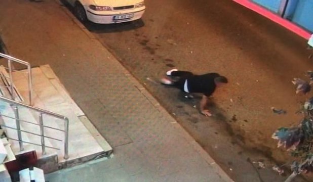 KAĞITHANE'DEKİ SİLAHLI SALDIRININ GÜVENLİK KAMERASI GÖRÜNTÜLERİ ORTAYA ÇIKTI