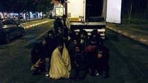 Bolu’da TIR’ın dorsesindeki gizli bölmeden 24 kaçak göçmen çıktı