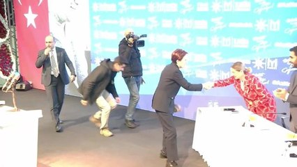 Meral Akşener: "Ey Bugünün Şımarıkları, Bugünün Zorbaları, Bugünün Hırsızları, Bugünün Korkakları Bizi İyi Tanıyın, Bizi İyi Bilin.