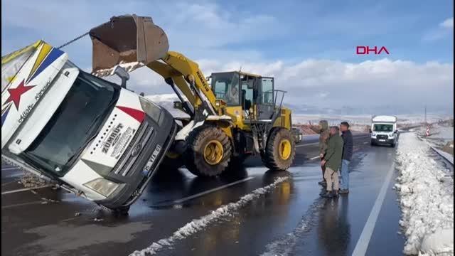 KARLIOVA'DA KÜÇÜKBAŞ HAYVAN YÜKLÜ KAMYONET DEVRİLDİ