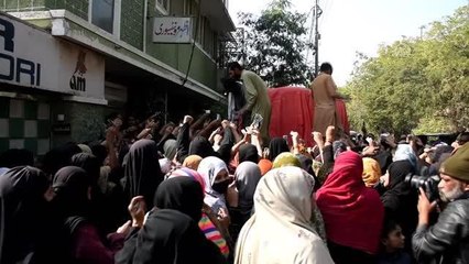 Pakistan'da vatandaşlar ucuz un satışı yapılan noktalarda yoğunluk oluşturdu